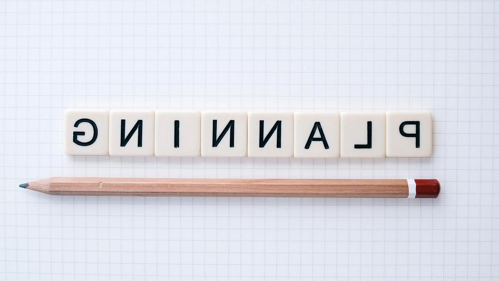 Elegancka impreza ogrodowa z namiotami i oświetleniem